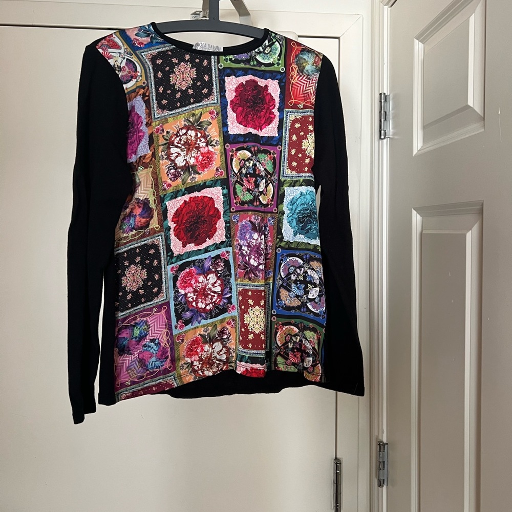 Made in Italy, a blend of cashmere, cotton and satin sweater.